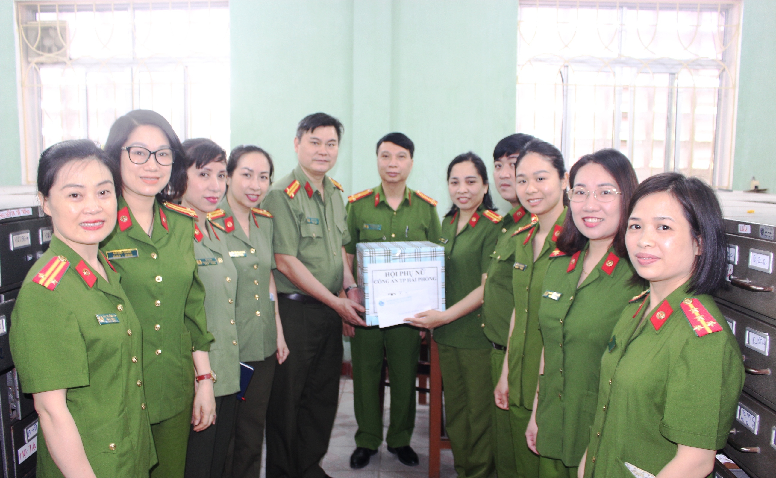 Hội Phụ nữ CATP: Tặng quà, đông viên cán bộ, hội viên trực tiếp cấp CCCD gắn chíp điện tử